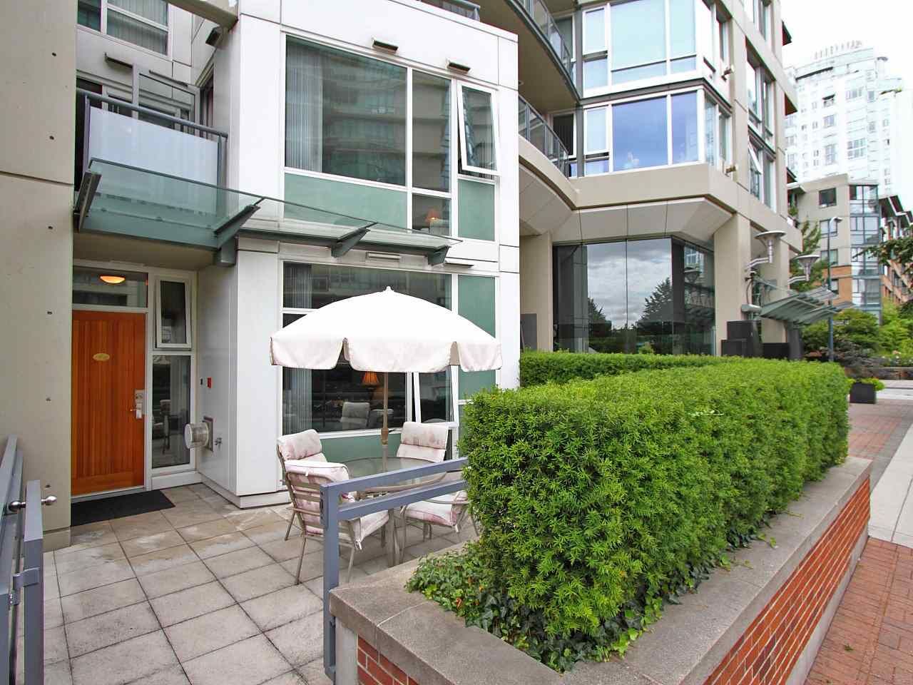 Main Photo: TH101 1383 MARINASIDE CRESCENT in Vancouver: Yaletown Townhouse for sale (Vancouver West)  : MLS®# R2260171