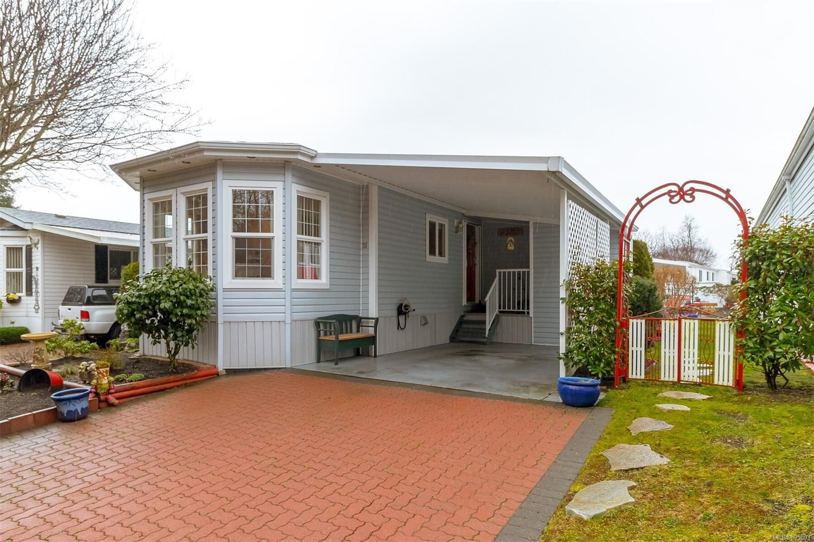 Main Photo: 31 7401 Central Saanich Rd in Central Saanich: CS Hawthorne Manufactured Home for sale : MLS®# 895801