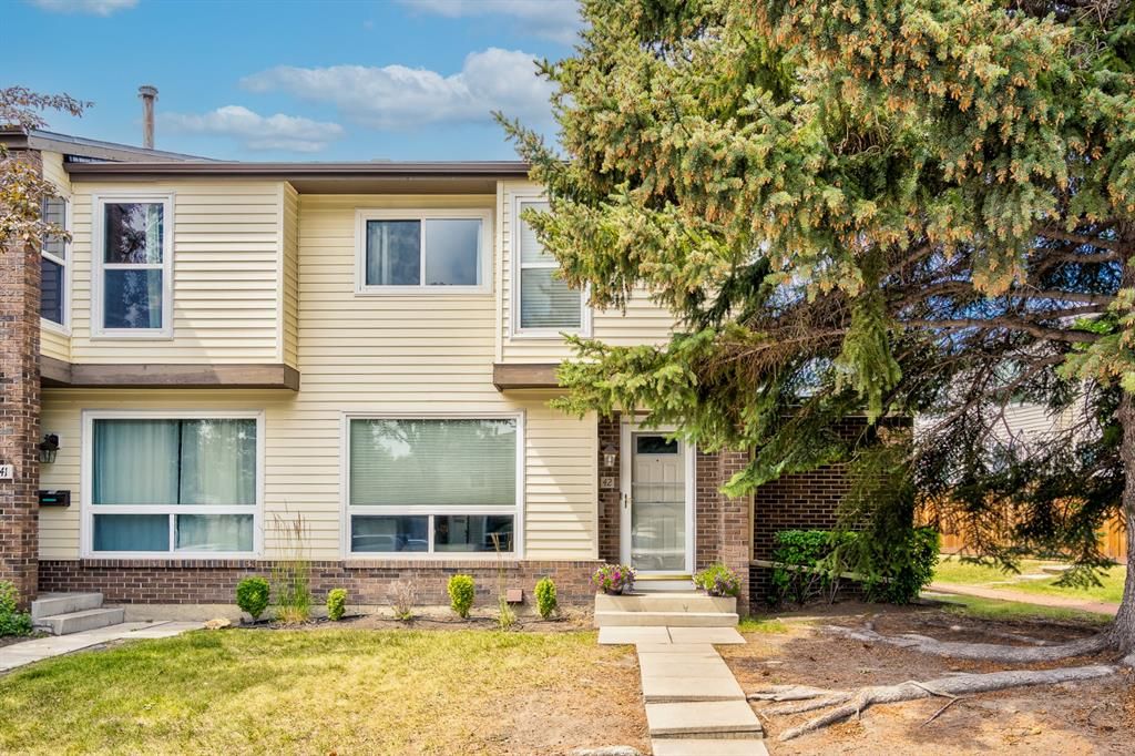 Main Photo: 42 5625 Silverdale Drive NW in Calgary: Silver Springs Row/Townhouse for sale : MLS®# A1245797