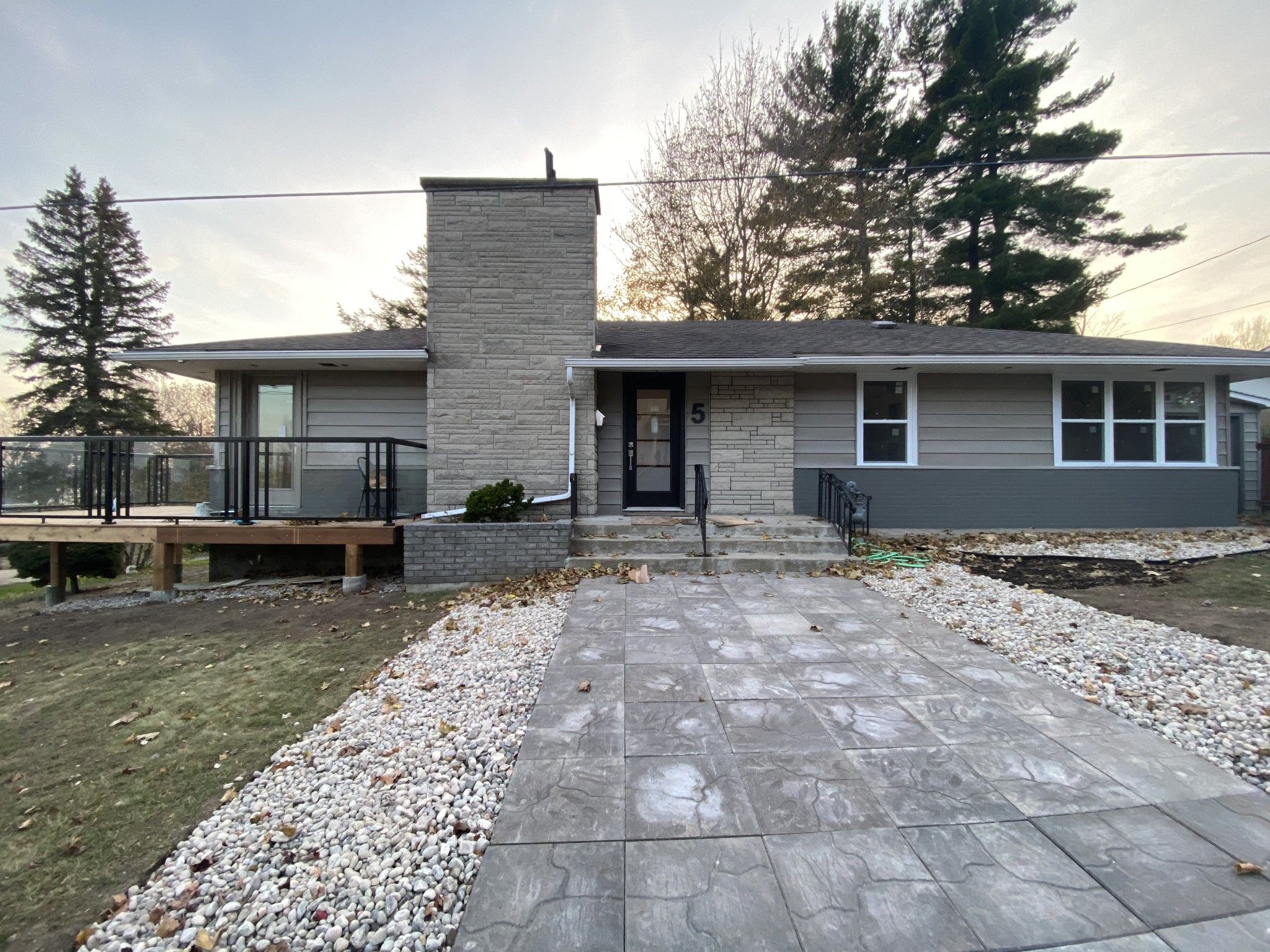 Main Photo: 5 Riverview Drive in Brockville: Eastend Brockville w/riverview House for sale