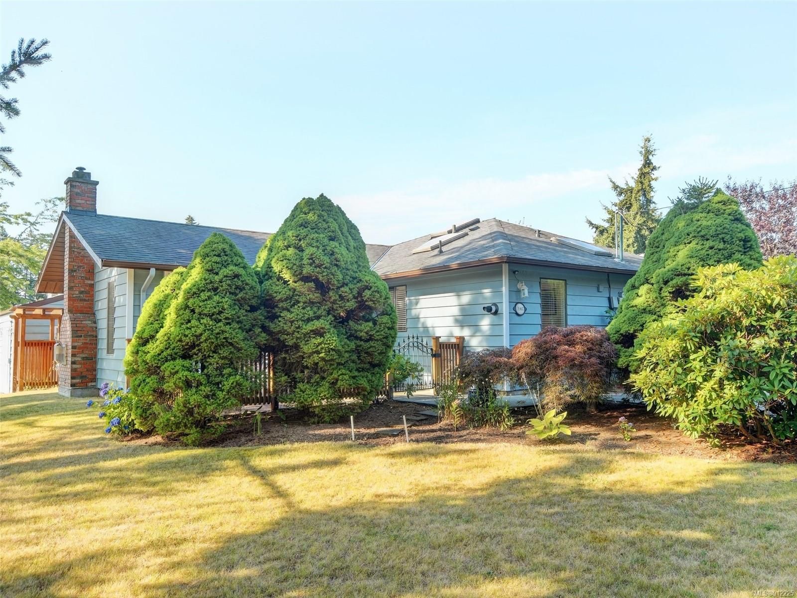 Main Photo: 1907 Cultra Ave in Central Saanich: CS Saanichton House for sale : MLS®# 912225