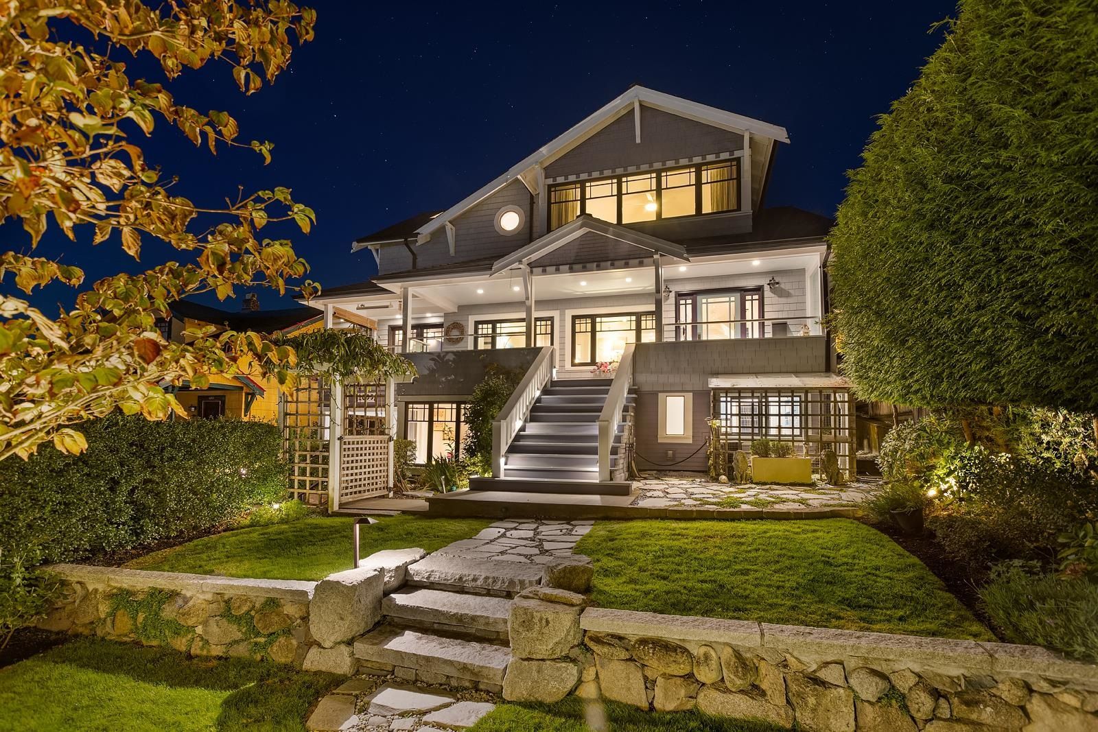 Main Photo: 1055 DUCHESS AVENUE in West Vancouver: Sentinel Hill House for sale : MLS®# R2624996