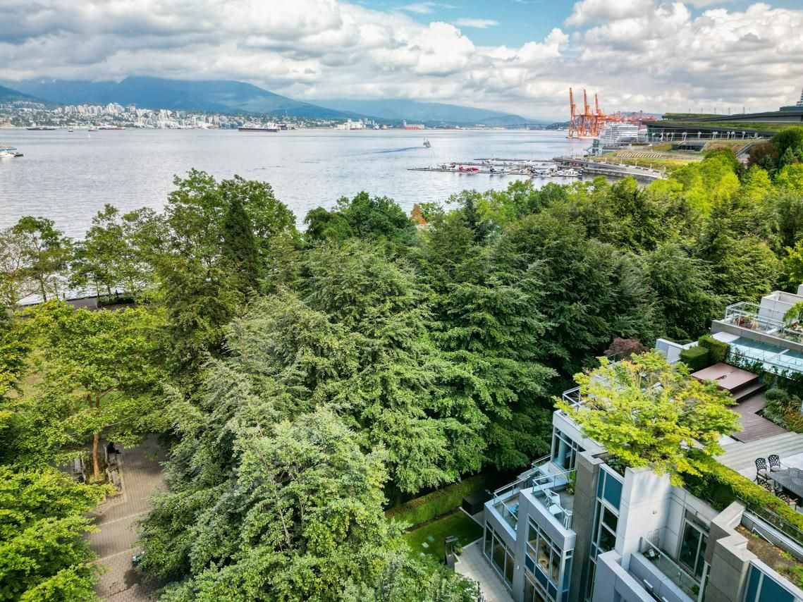 Main Photo: 308 JERVIS Mews in Vancouver: Coal Harbour Townhouse for sale in "Callisto" (Vancouver West)  : MLS®# R2806246