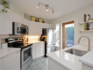 Photo 8: 101 657 W 7TH Avenue in Vancouver: Fairview VW Townhouse for sale in "THE IVY'S" (Vancouver West)  : MLS®# R2241548