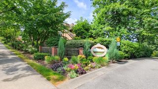 Photo 2: 21 5201 OAKMOUNT Crescent in Burnaby: Oaklands Townhouse for sale (Burnaby South)  : MLS®# R2744761