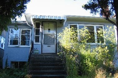 Main Photo: 2455 East 4th Avenue Vancouver in 1: Home for sale
