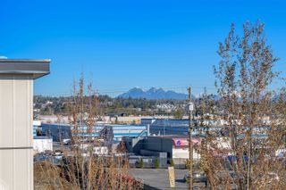 Photo 2: 401 20058 FRASER Highway in Langley: Langley City Condo for sale in "VARSITY" : MLS®# R2736662