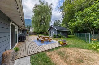 Photo 2: 1333-35 ZENITH Road in Squamish: Brackendale House for sale in "Brackendale" : MLS®# R2603570
