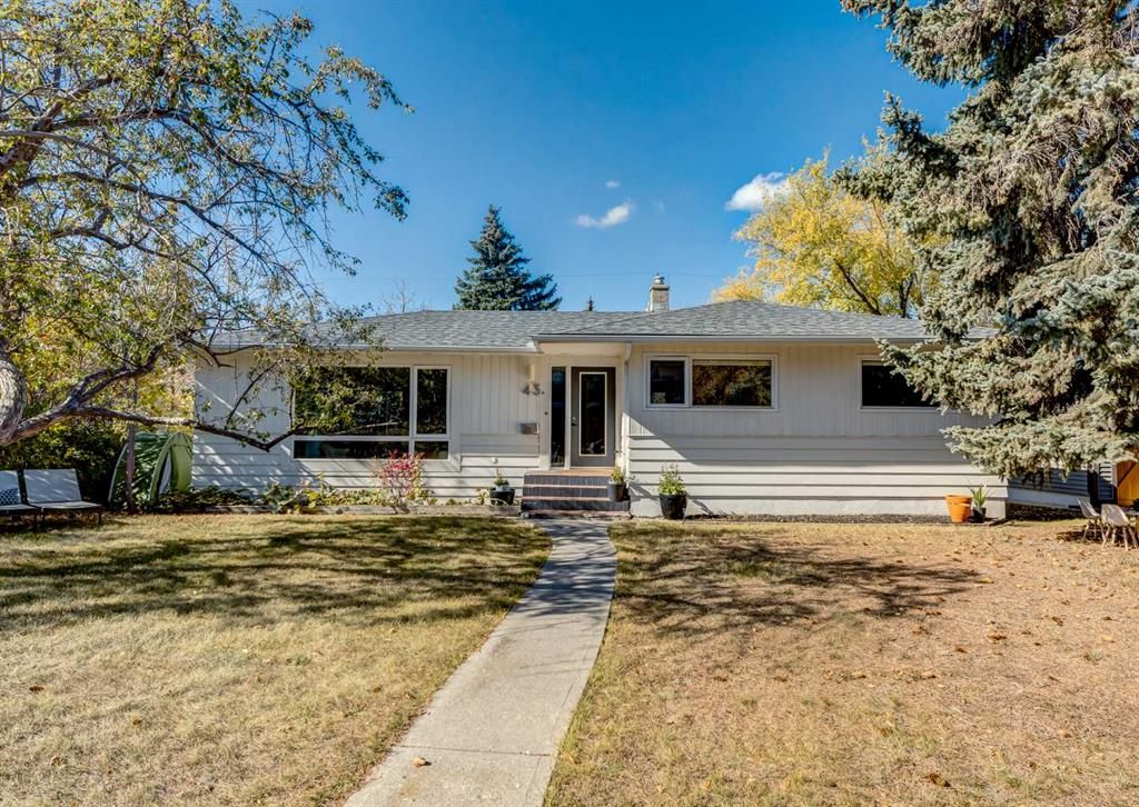 Main Photo: 43 Gateway Drive SW in Calgary: Glendale Detached for sale : MLS®# A2093987