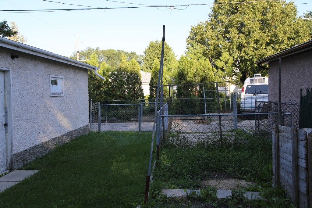 Photo 19: Photos: 1079 Spruce Street in Winnipeg: West End Single Family Detached for sale (West Winnipeg)  : MLS®# 1422123