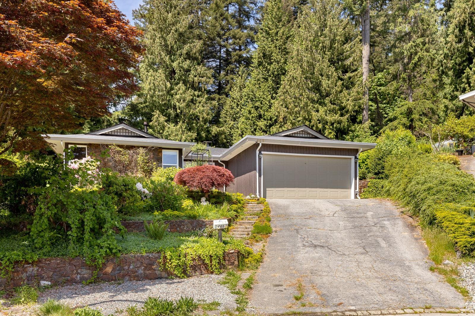 Main Photo: 665 FORESTHILL Place in Port Moody: North Shore Pt Moody House for sale : MLS®# R2780204