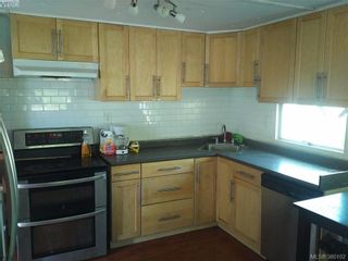 Photo 3: 141 Cooper Rd in VICTORIA: VR Glentana Manufactured Home for sale (View Royal)  : MLS®# 763536