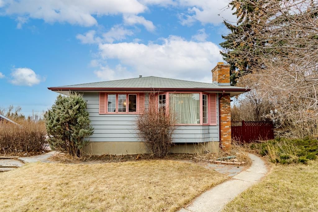 Main Photo: 1125 Trafford Drive NW in Calgary: Thorncliffe Detached for sale : MLS®# A1201943