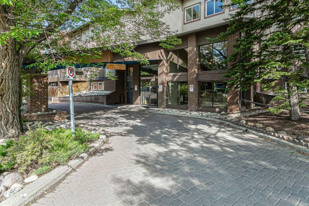 Main Photo: 550 Westwood Drive SW in Calgary: Westgate Apartment for sale