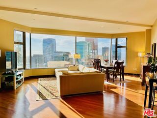 Photo 2: 801 S Grand Avenue Unit 2201 in Los Angeles: Residential Lease for sale (C42 - Downtown L.A.)  : MLS®# 23251781