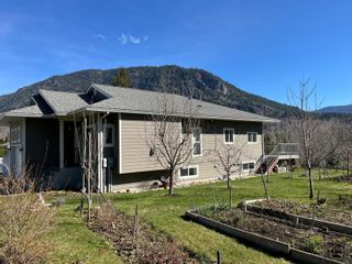 Photo 18: 735 5TH AVE in Castlegar: House for sale : MLS®# 2475795