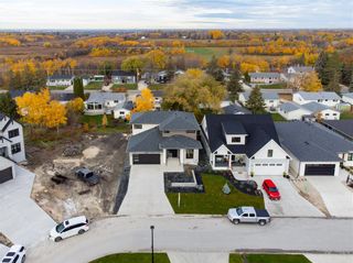 Photo 4: 306 Glenbush Street in Winnipeg: Charleswood Residential for sale (1G)  : MLS®# 202327395