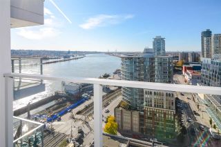 Photo 1: 2002 668 COLUMBIA Street in New Westminster: Downtown NW Condo for sale in "Trapp + Holbrook" : MLS®# R2419627