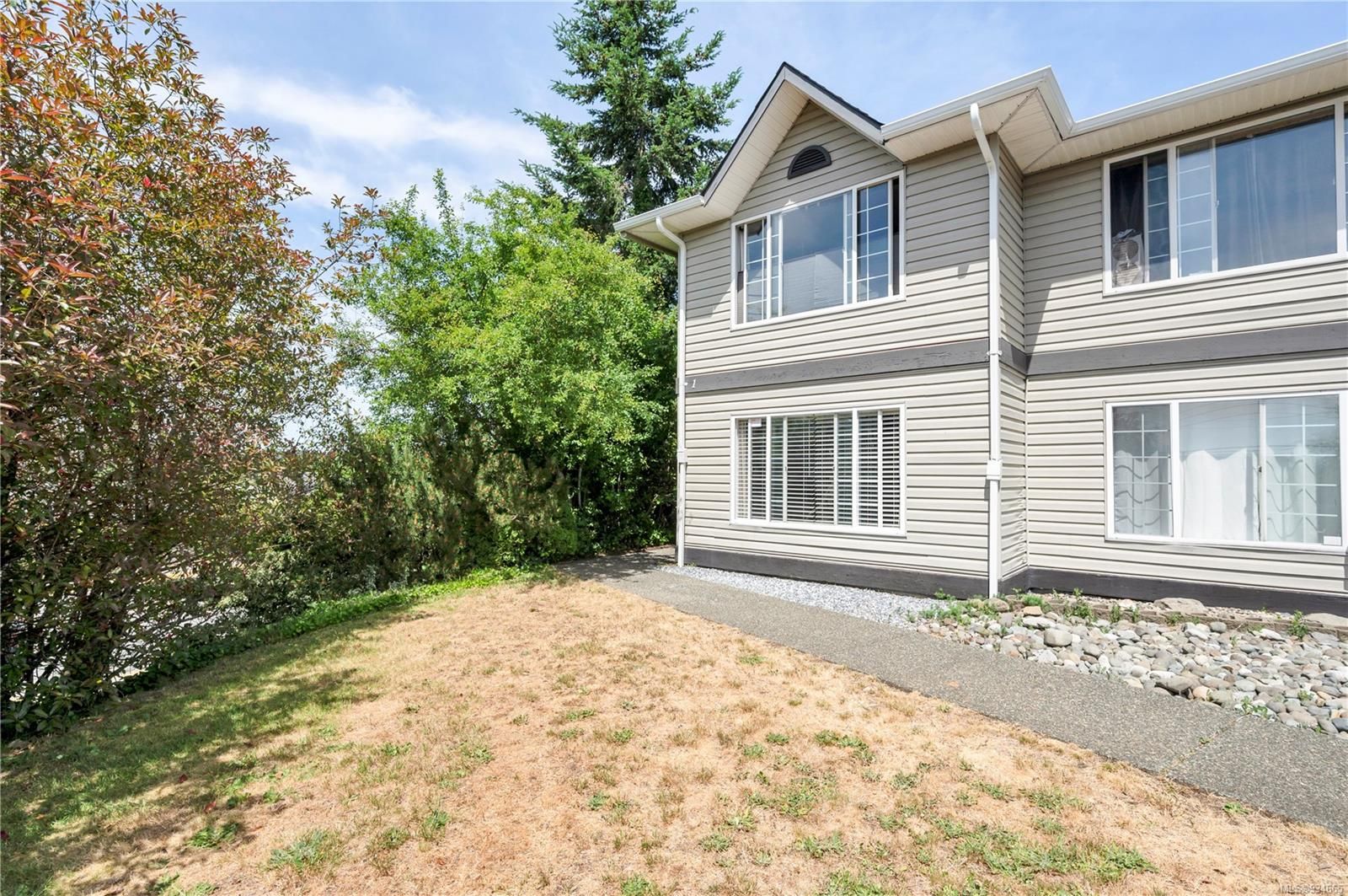 Main Photo: 1 798 Robron Rd in Campbell River: CR Campbell River Central Row/Townhouse for sale : MLS®# 934665