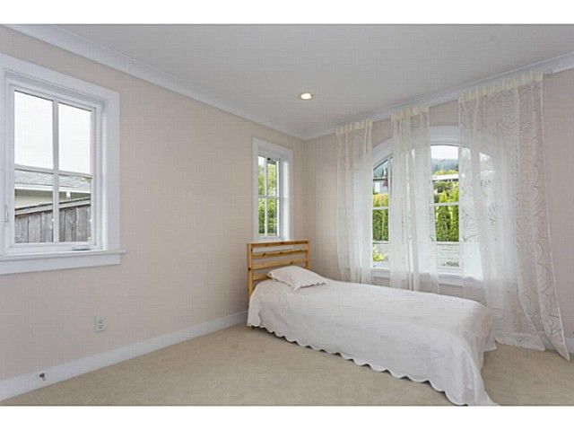 Photo 15: Photos: 231 KENSINGTON Crescent in North Vancouver: Upper Lonsdale House for sale in "UPPER LONSDALE" : MLS®# V1122809