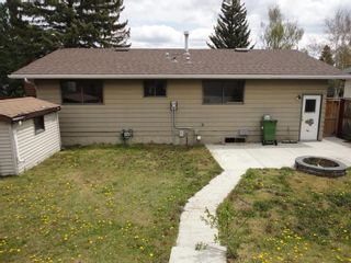 Photo 4: 438 Queensland Place SE in Calgary: Queensland Detached for sale : MLS®# A1222170