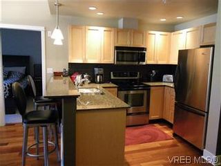 Photo 2: 302 627 Brookside Rd in VICTORIA: Co Latoria Condo for sale (Colwood)  : MLS®# 582794