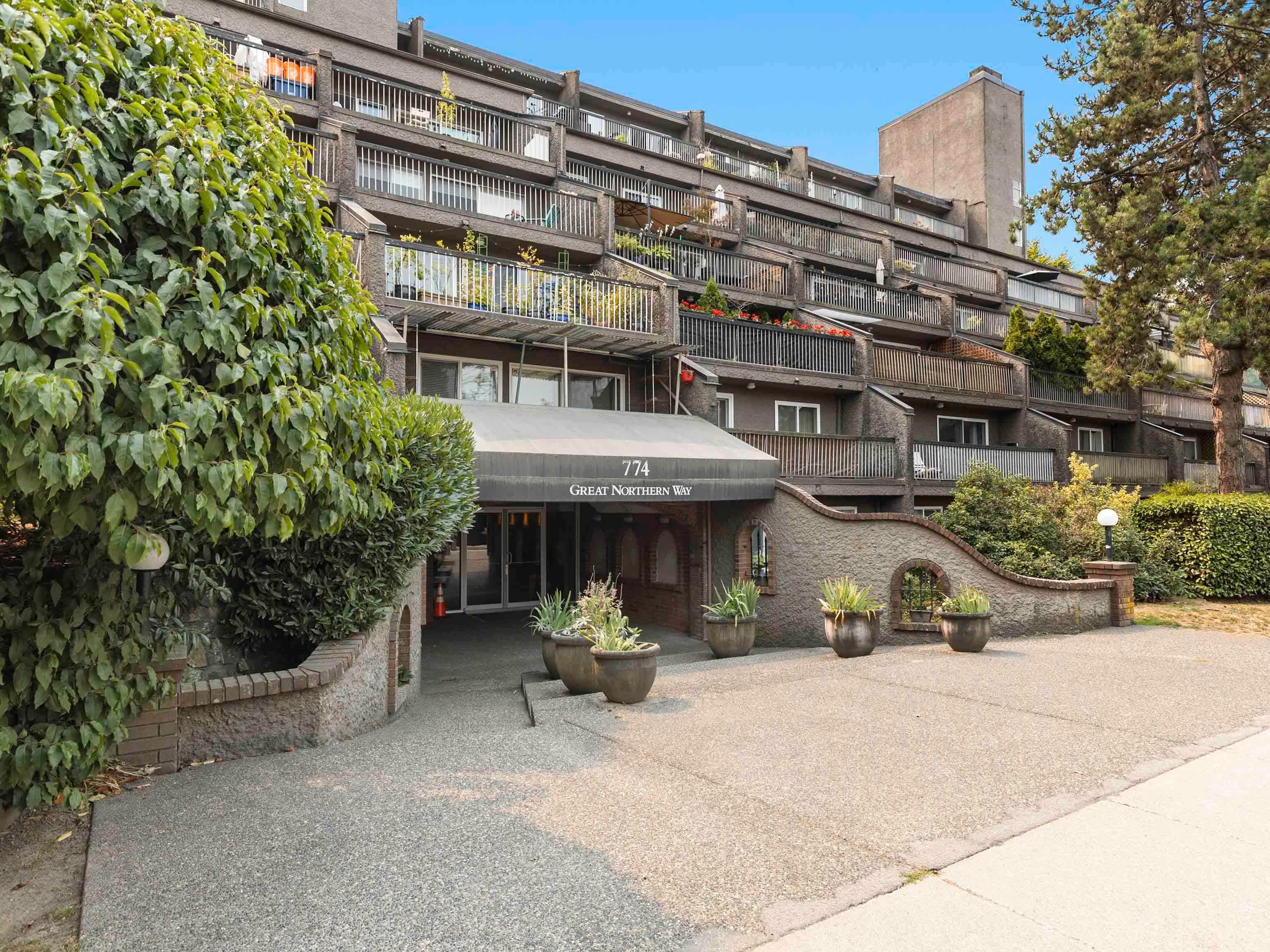 Main Photo: 811 774 GREAT NORTHERN Way in Vancouver: Mount Pleasant VE Condo for sale in "Pacific Terraces" (Vancouver East)  : MLS®# R2809118