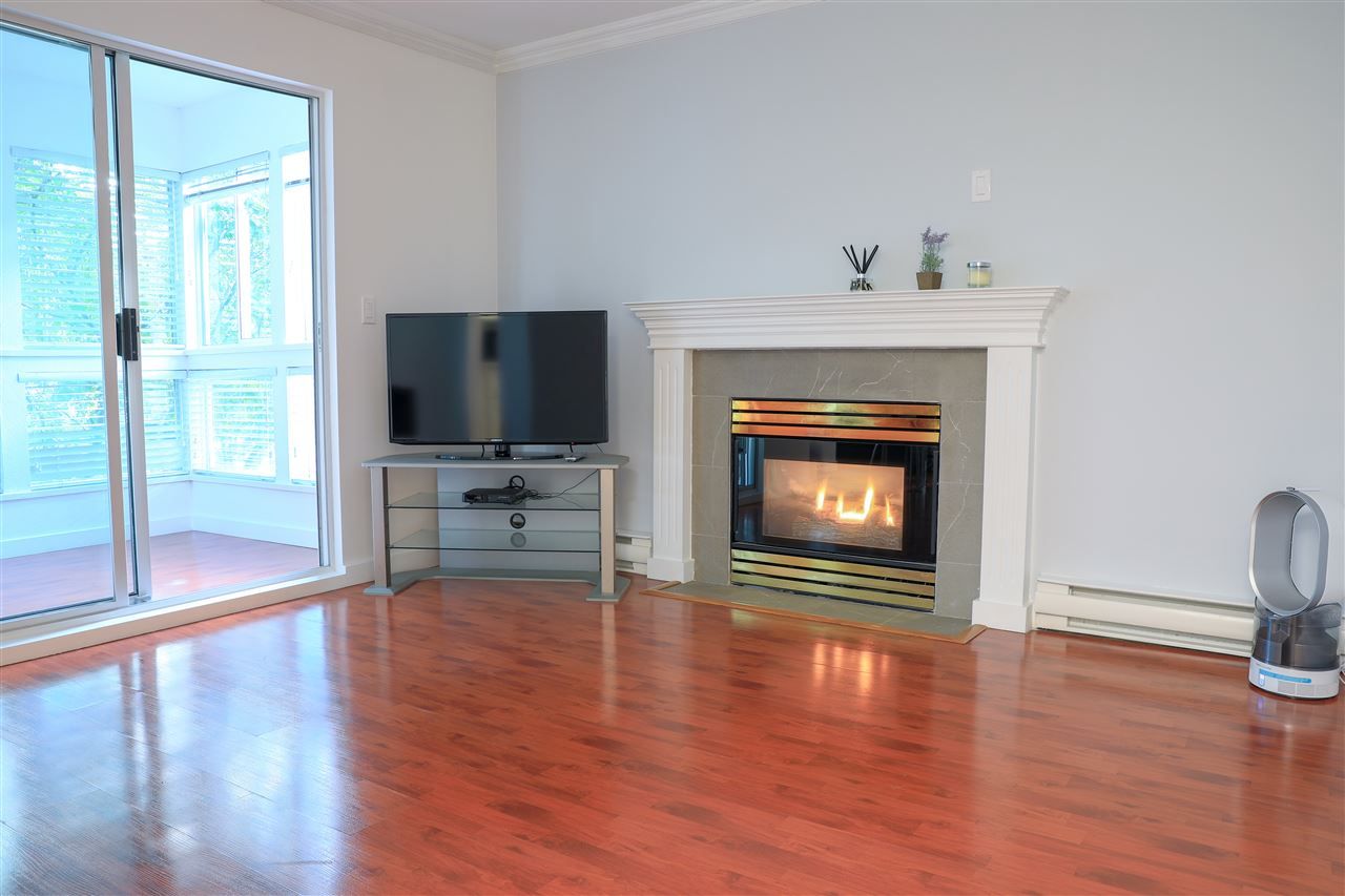 Main Photo: 206 2133 DUNDAS Street in Vancouver: Hastings Condo for sale in "Harbourgate" (Vancouver East)  : MLS®# R2395295