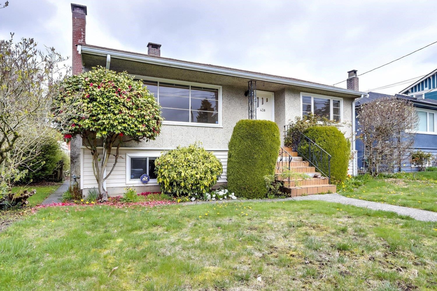 Main Photo: 438 E 13TH Street in North Vancouver: Central Lonsdale House for sale : MLS®# R2772024