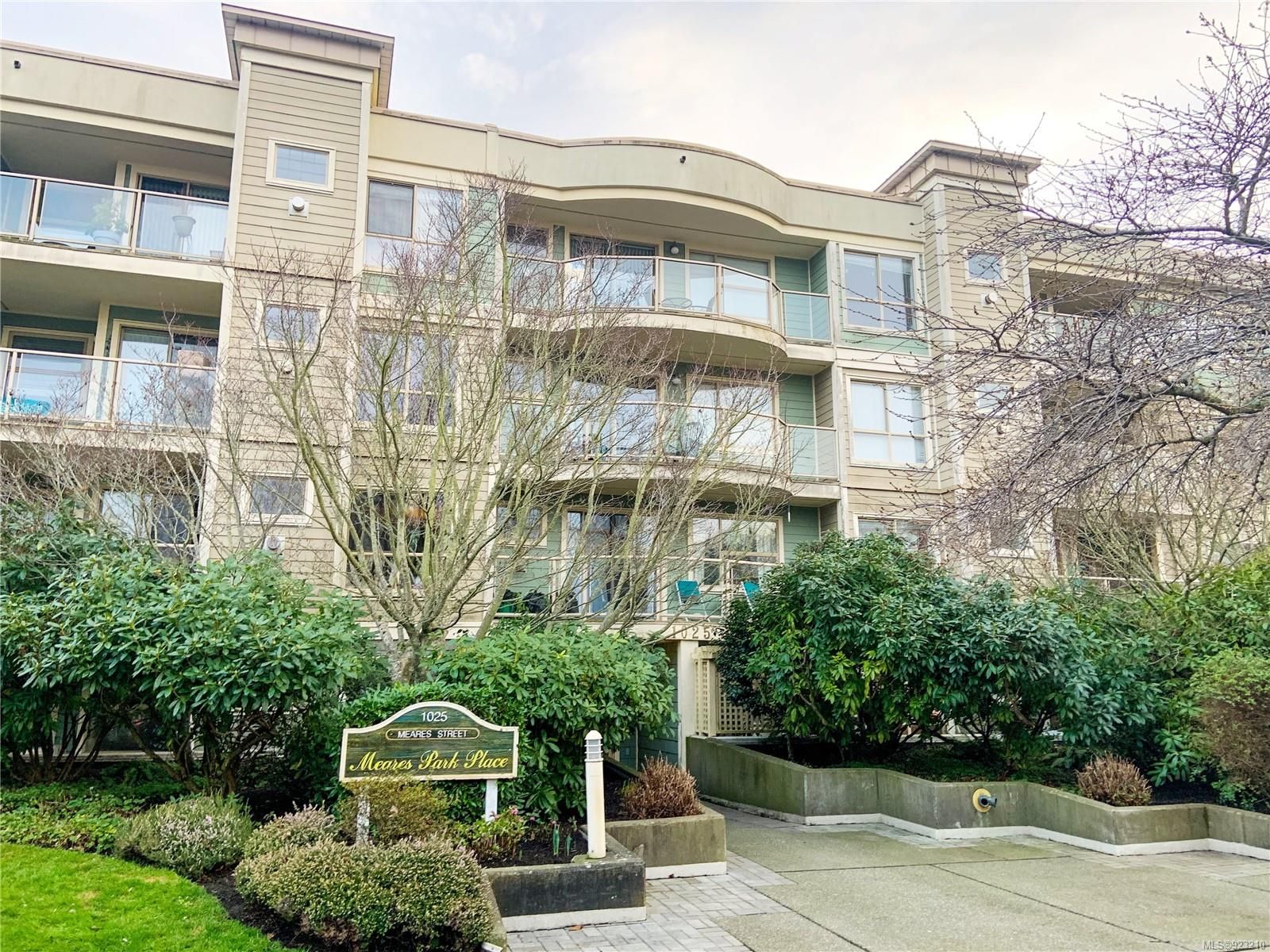 Main Photo: 108 1025 Meares St in Victoria: Vi Downtown Condo for sale : MLS®# 923210