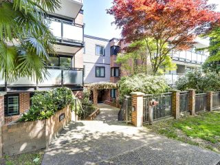 Photo 2: 307 2255 YORK Avenue in Vancouver: Kitsilano Condo for sale in "THE BEACH HOUSE" (Vancouver West)  : MLS®# R2881730