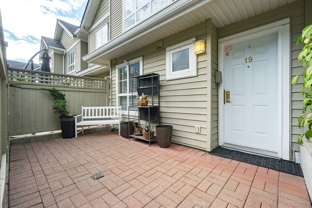 Photo 2: Photos: 19 6670 RUMBLE Street in Burnaby: South Slope Townhouse for sale in "MERIDIAN BY THE PARK" (Burnaby South)  : MLS®# R2191184