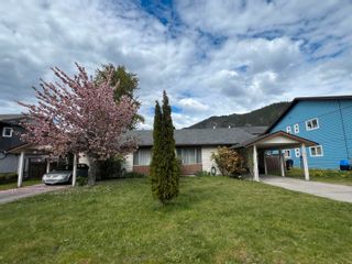 Photo 2: 1558 EAGLE RUN Drive in Squamish: Brackendale House for sale : MLS®# R2878500
