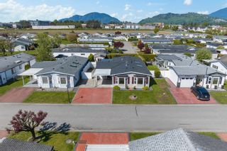 Photo 2: 26 45918 KNIGHT ROAD in Chilliwack: Sardis East Vedder Manufactured Home for sale in "Country Park" (Sardis)  : MLS®# R2875224