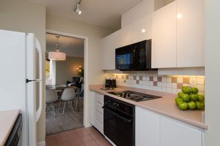 Photo 15: 301 1566 W 13 Avenue in Vancouver: Fairview VW Condo for sale in "Royal Gardens" (Vancouver West)  : MLS®# R2011878