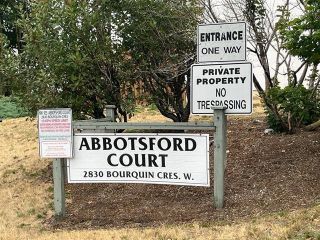 Photo 3: 18 2830 W BOURQUIN Crescent in Abbotsford: Central Abbotsford Townhouse for sale in "ABBOTSFORD COURT" : MLS®# R2824281