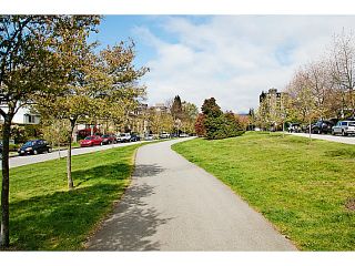 Photo 3: 657 ST ANDREWS Avenue in North Vancouver: Lower Lonsdale Townhouse for sale in "CHARLTON COURT" : MLS®# V1066090