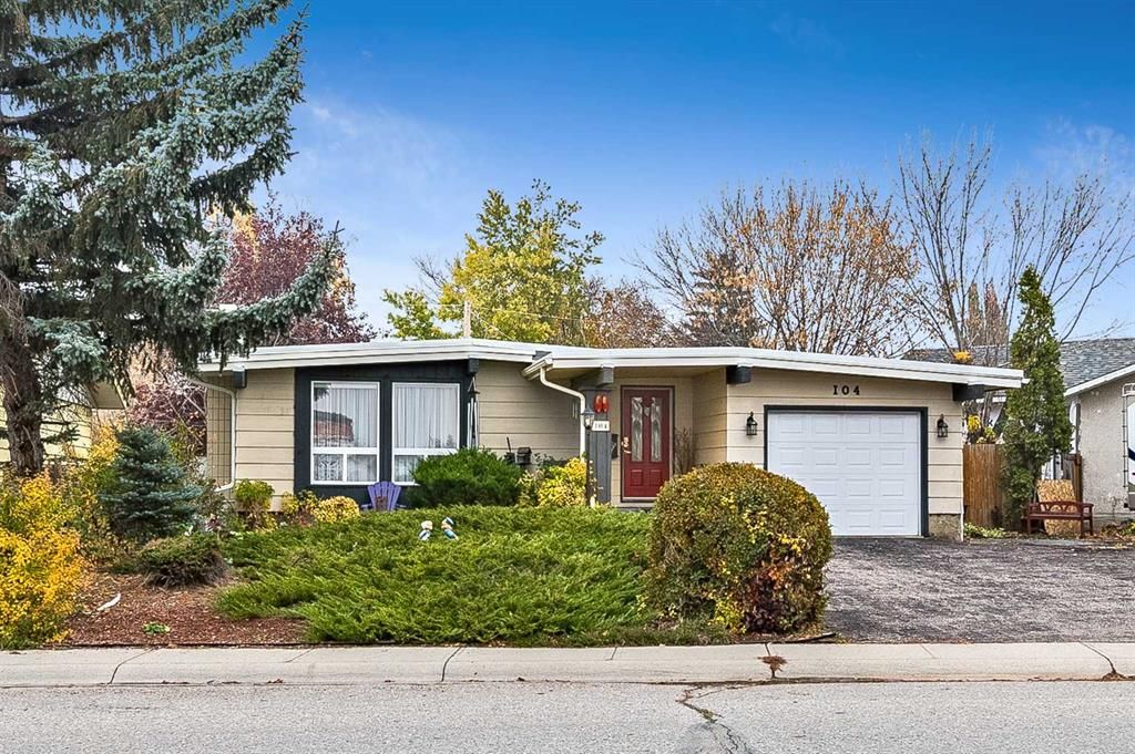 Main Photo: 104 Queensland Circle SE in Calgary: Queensland Detached for sale : MLS®# A2099342