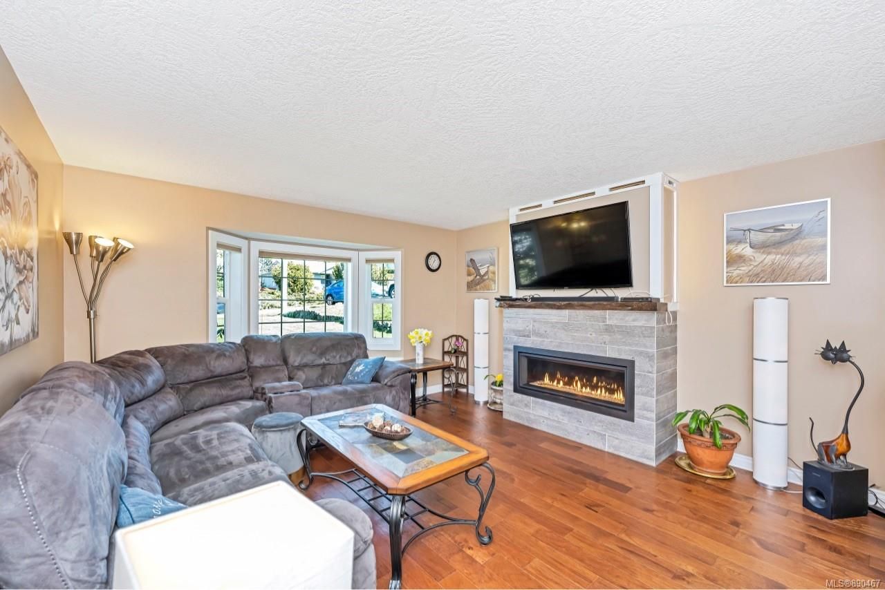 Photo 2: Photos: 2641 Ernhill Dr in Langford: La Walfred House for sale : MLS®# 890467
