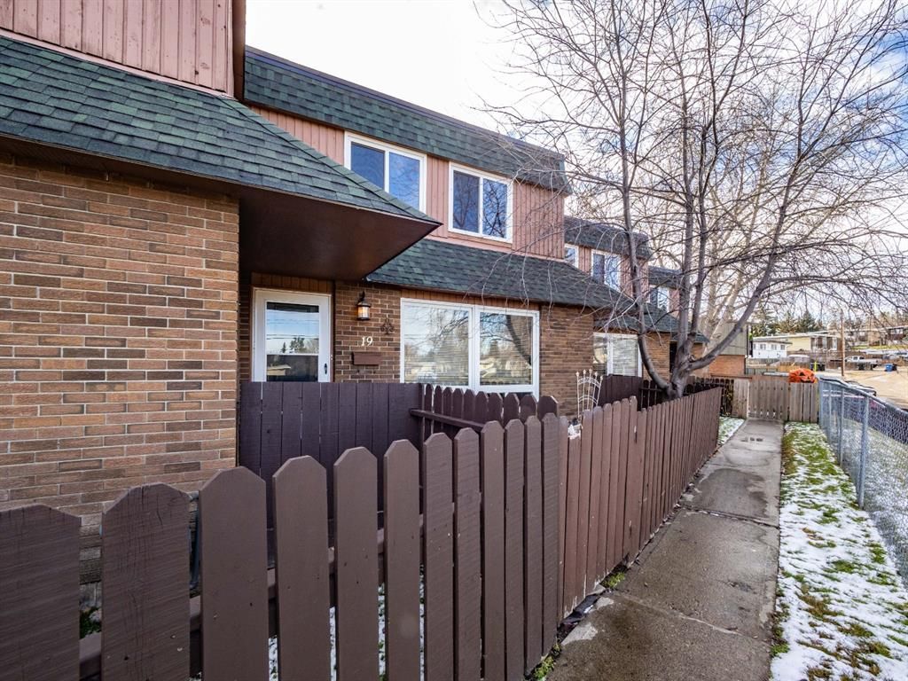Main Photo: 19 11240 6 Street SW in Calgary: Southwood Row/Townhouse for sale : MLS®# A1159915