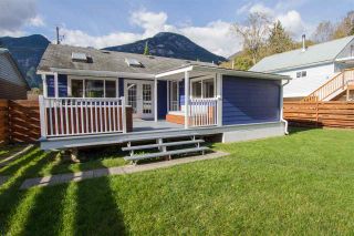 Photo 2: 38878 NEWPORT Road in Squamish: Dentville House for sale : MLS®# R2531093