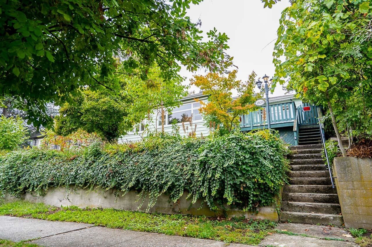Main Photo: 1809 SEVENTH Avenue in New Westminster: West End NW House for sale in "Grimston Park" : MLS®# R2822292