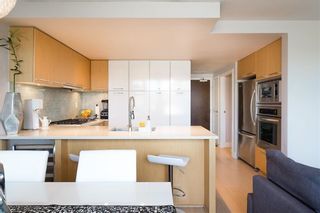 Photo 3: 522 2008 PINE Street in Vancouver: False Creek Condo for sale in "MANTRA" (Vancouver West)  : MLS®# R2348599