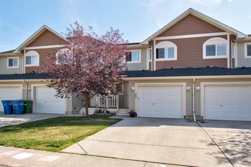 FEATURED LISTING: 207 BAYSIDE Point Southwest Airdrie