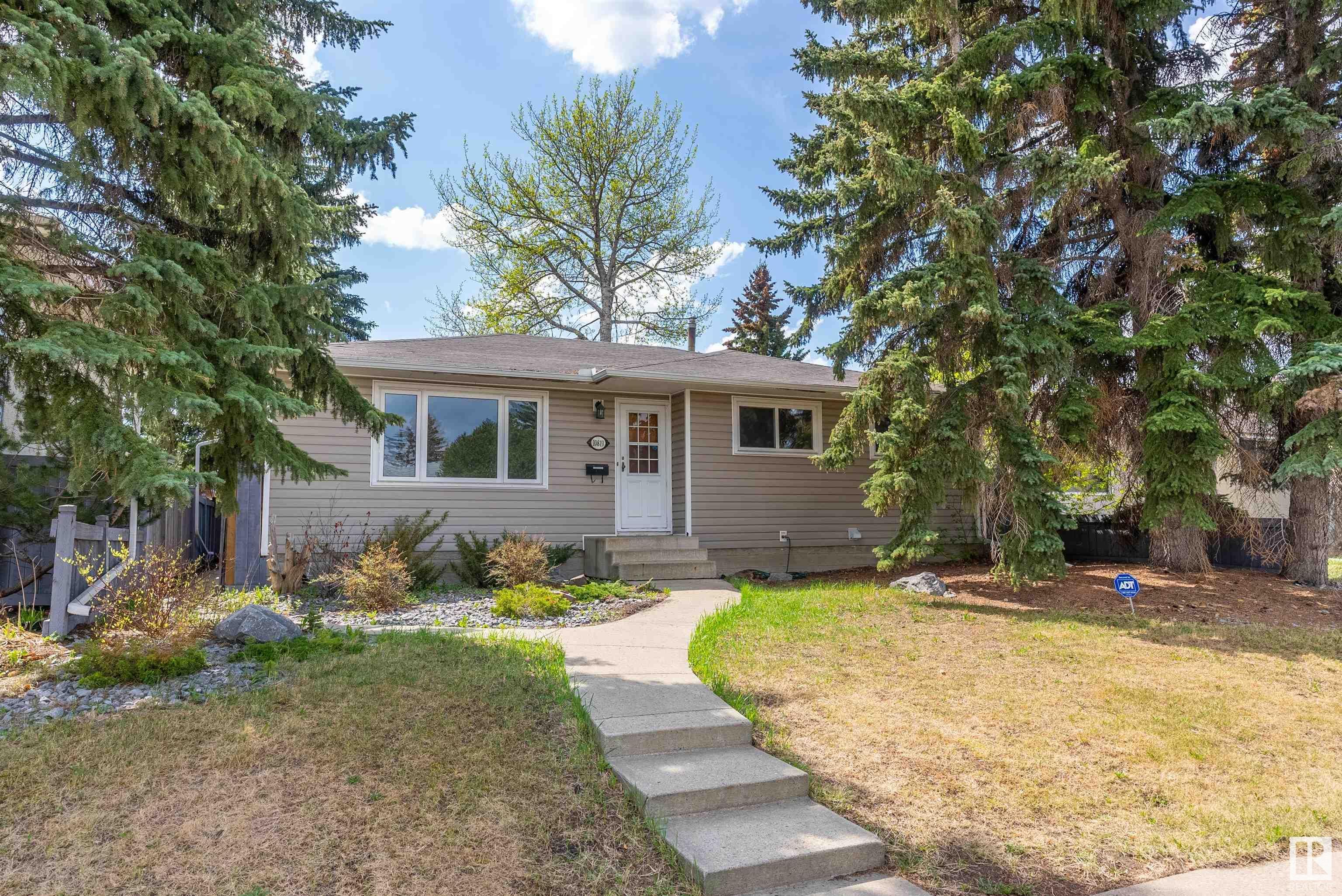 Main Photo: 10819 39 Avenue in Edmonton: Zone 16 House for sale : MLS®# E4340602