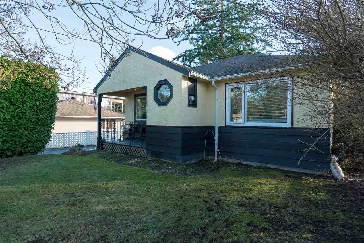 Main Photo: 15620 RUSSELL Avenue: White Rock House for sale (South Surrey White Rock)  : MLS®# R2140276