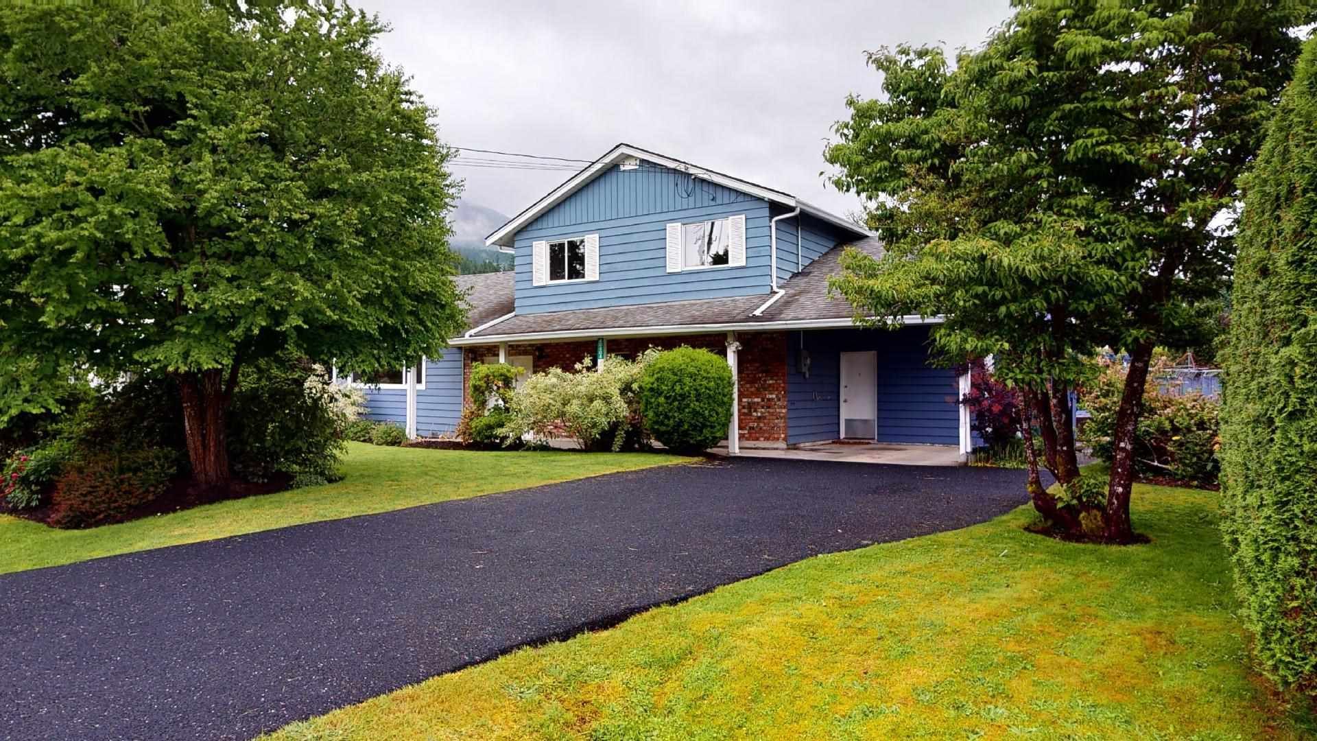 Main Photo: 40404 CHEAKAMUS Way in Squamish: Garibaldi Estates House for sale : MLS®# R2593809