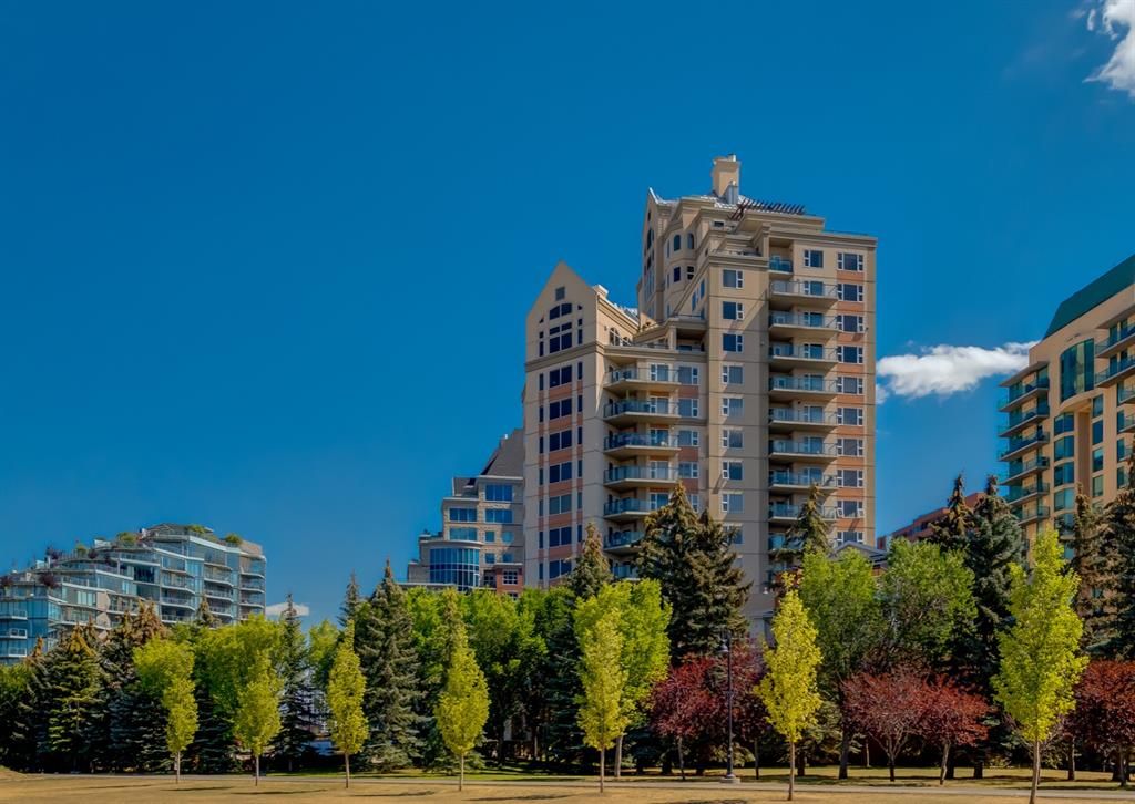 Main Photo: 304 200 La Caille Place SW in Calgary: Eau Claire Apartment for sale : MLS®# A1252285