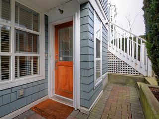 Photo 2: 101 657 W 7TH Avenue in Vancouver: Fairview VW Townhouse for sale in "THE IVY'S" (Vancouver West)  : MLS®# R2241548