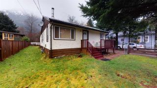 Photo 2: 39721 CLARK Road in Squamish: Northyards House for sale : MLS®# R2526497